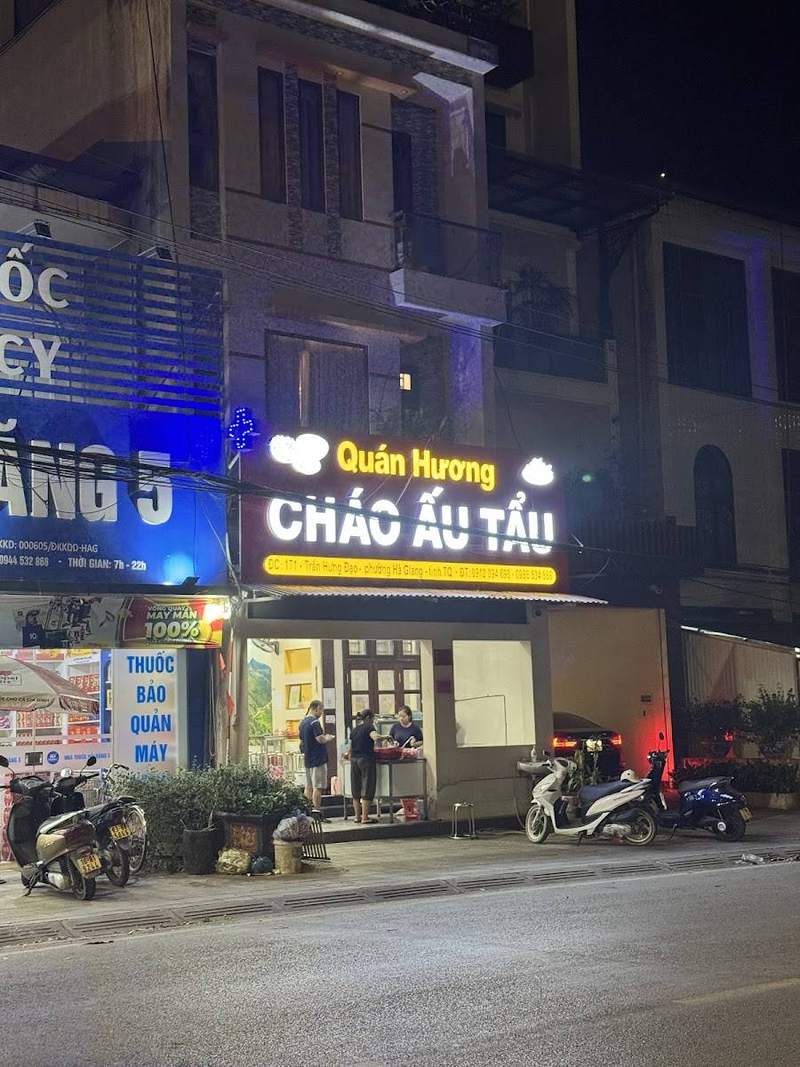 Biển hiệu Quán Hương Cháo Ấu Tẩu sáng đèn trên phố Trần Hưng Đạo về đêm