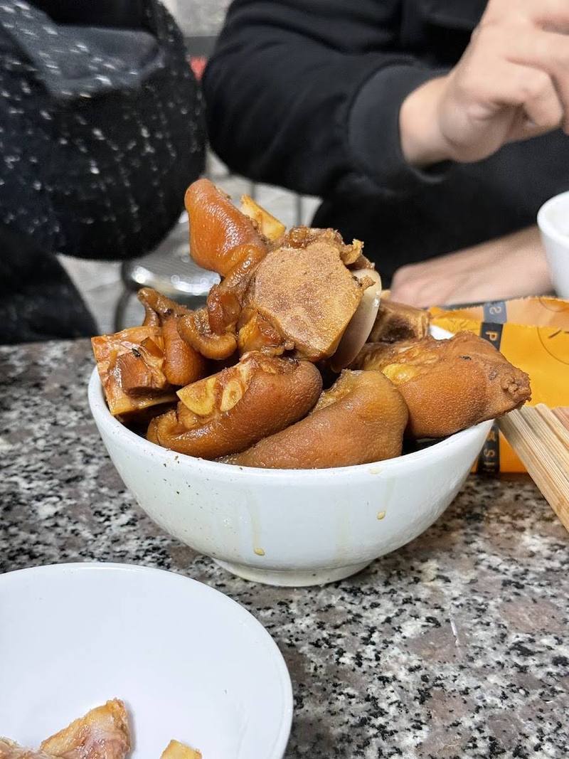 Bát móng giò hầm ăn kèm cháo