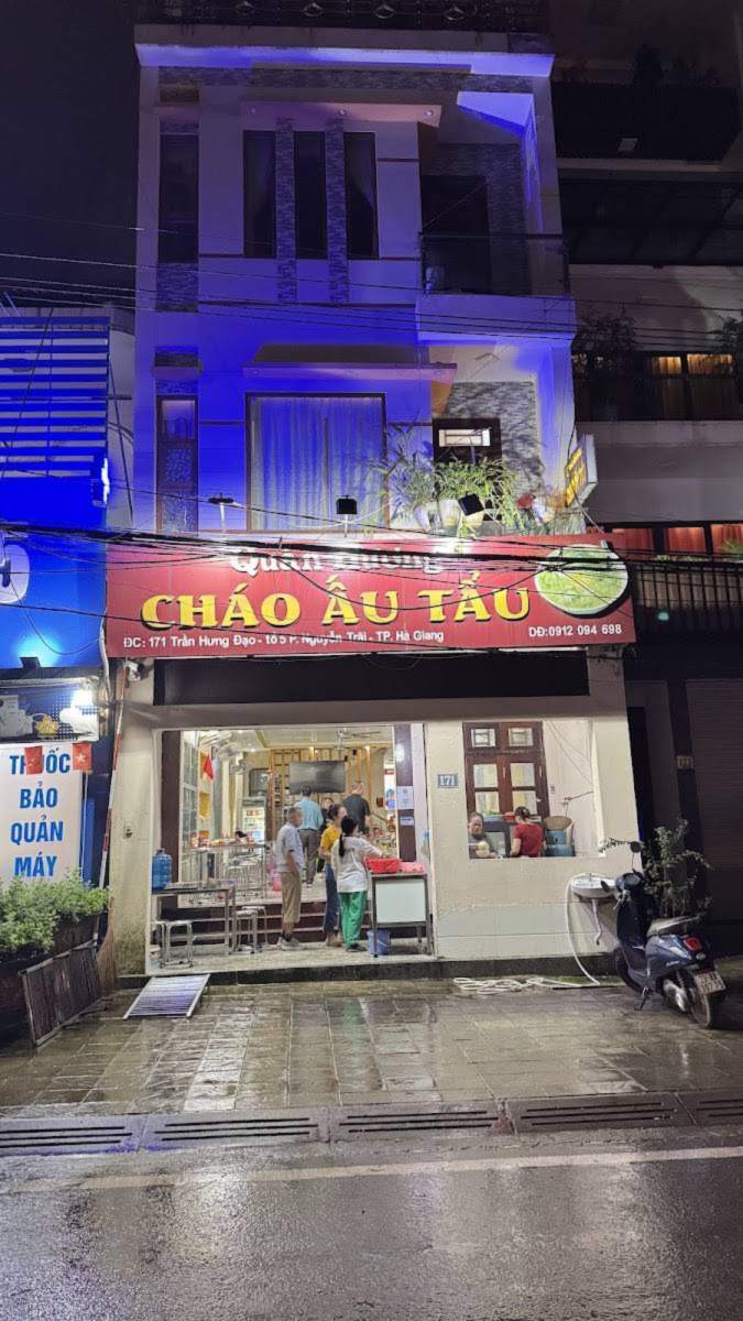 Quán sáng đèn trong đêm mưa trên phố Trần Hưng Đạo