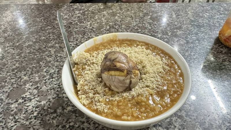 Bát cháo ấu tẩu với trứng vịt lộn